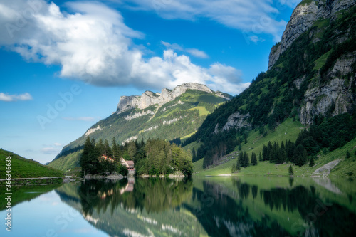 Lago di montagna seealpsee Svizzera. 