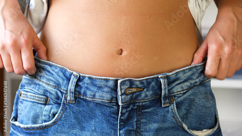 Tableau sur toile Woman Loosing Weight, Large Blue Jeans Falling