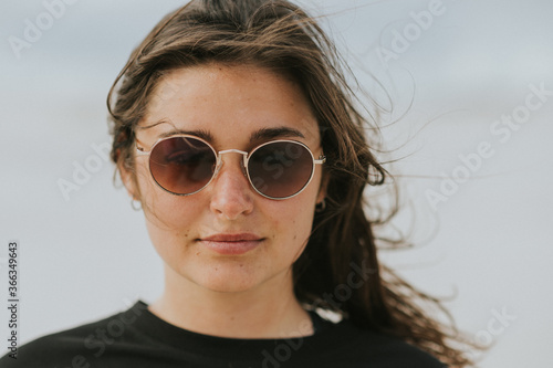 Portrait schöne, junge Frau, junges Mädchen mit cooler Sonnenbrille © Sonja