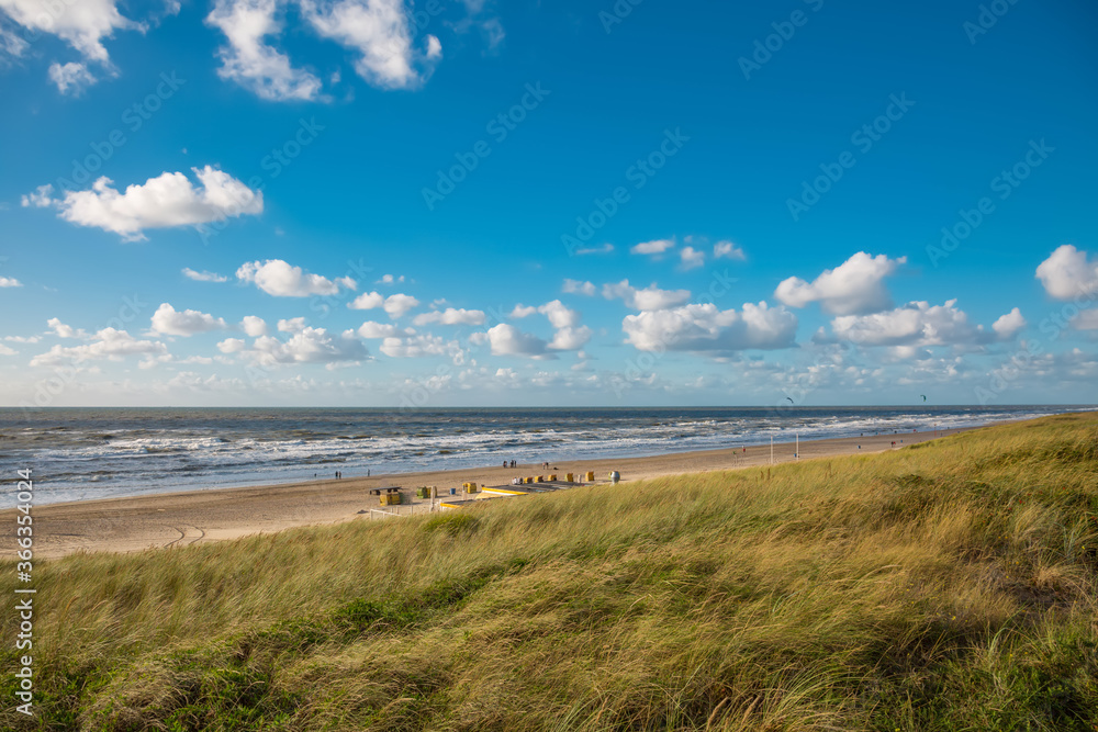 Strandlandschaft  an der holländischen Nordseeküste bei schönem Wetter und blauem Himmel