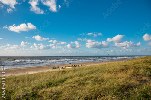 Strandlandschaft an der holländischen Nordseeküste bei schönem Wetter und blauem Himmel