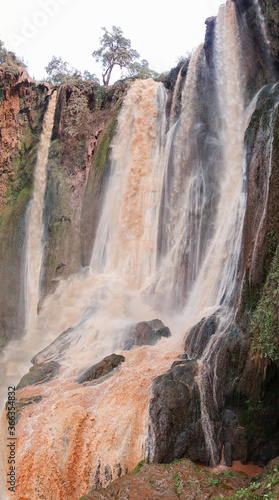 Cascadas de Ouzoud con agua marr  n en Marruecos.