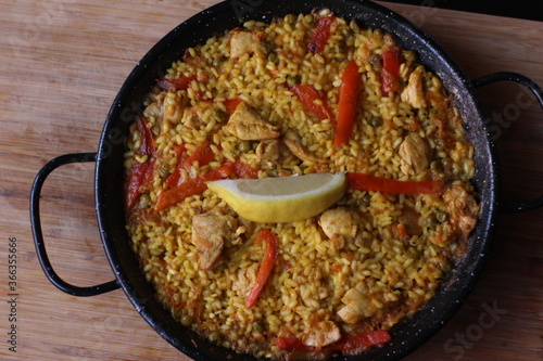 Paella Valenciana con carne y verduras