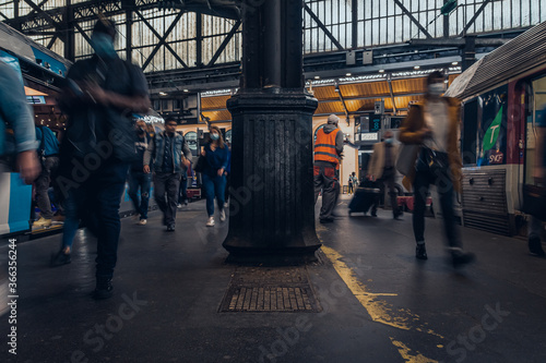 Canvas Print Foule à saint lazare - Paris