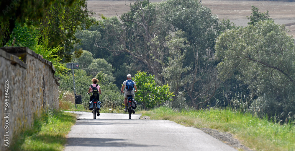 radfahrer in einer sommerlandschaft radfahrer in einer sommerlandschaft