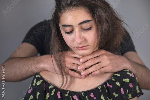 Foto angry man suffocating woman