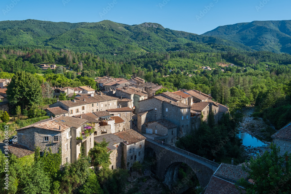 France, Ardèche (07), le village de Jaujac dans le parc naturel régional des monts d'Ardèche.