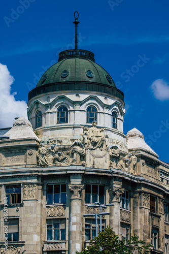 Quadro em tela View of the facade of a historical building in the downtown area of Budapest, ca