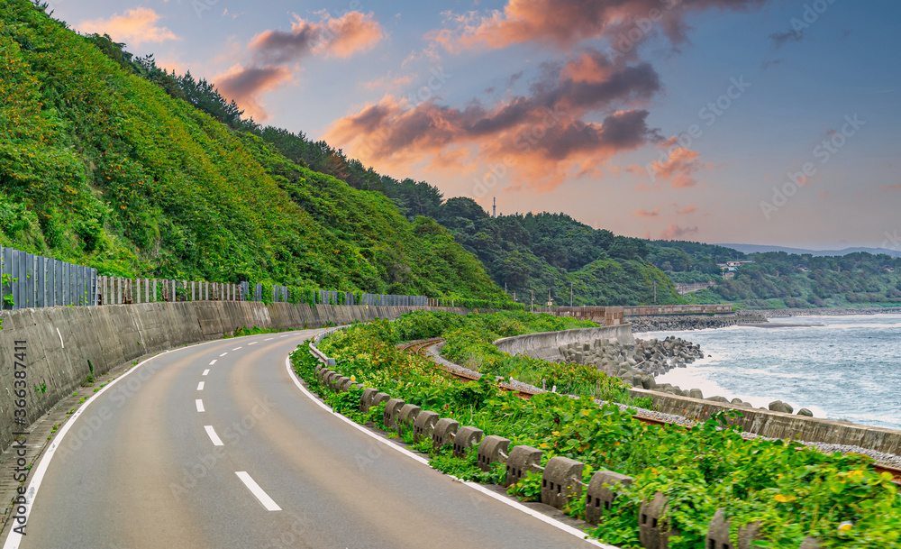 【夏のドライブイメージ】日本海沿いの道路	