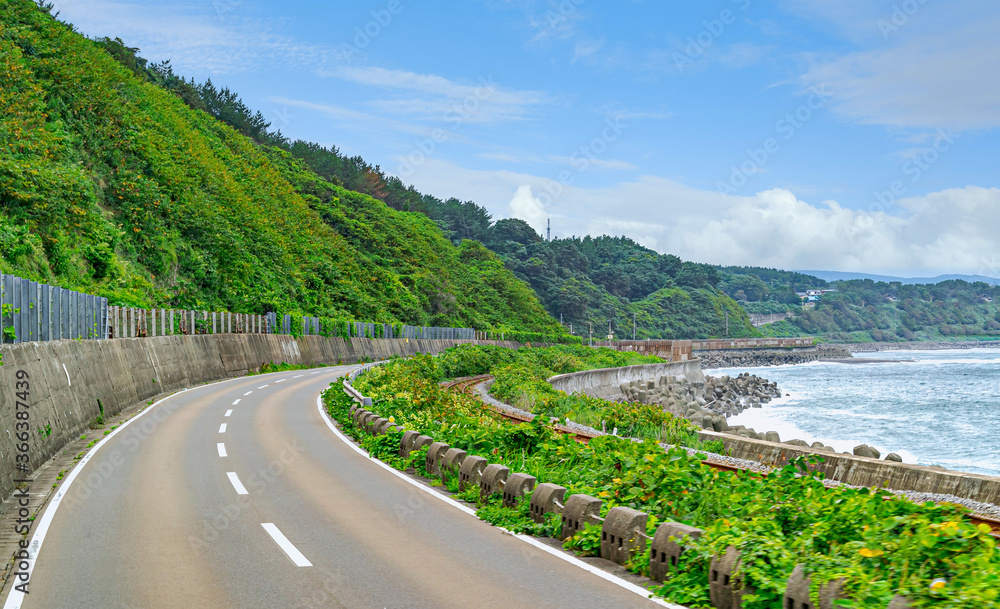 【夏のドライブイメージ】日本海沿いの道路	