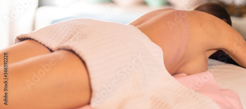 Junge Frau warten auf Ganzkörpermassage mit Steinen, Kräutern, Rücken, nackte Haut photo