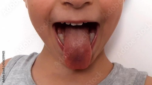 Bambino fa una linguaccia. Rallentatore