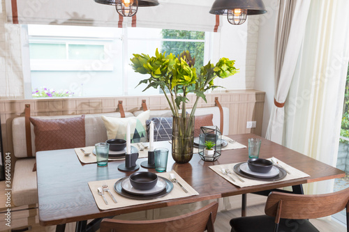 Fotografi Wooden table and chair in modern dinning room at home