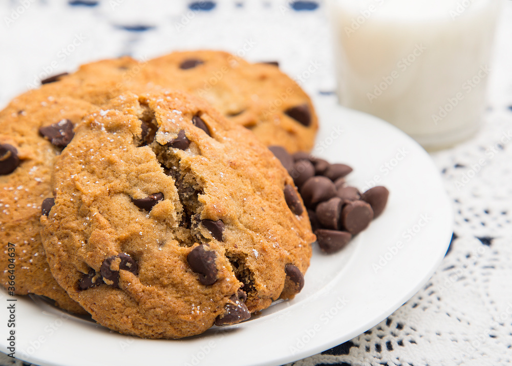 Chocolate chip cookies with milk Chocolate chip cookies with milk