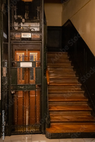 Ascensor y Escaleras de edificio antiguo