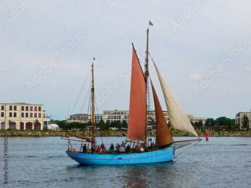 Segelboote beim Hafenfest an der Ostseküste