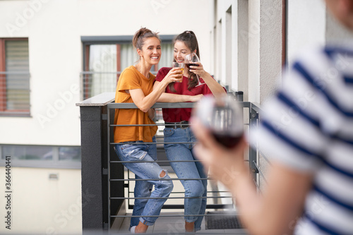Foto Friends having home party on balcony