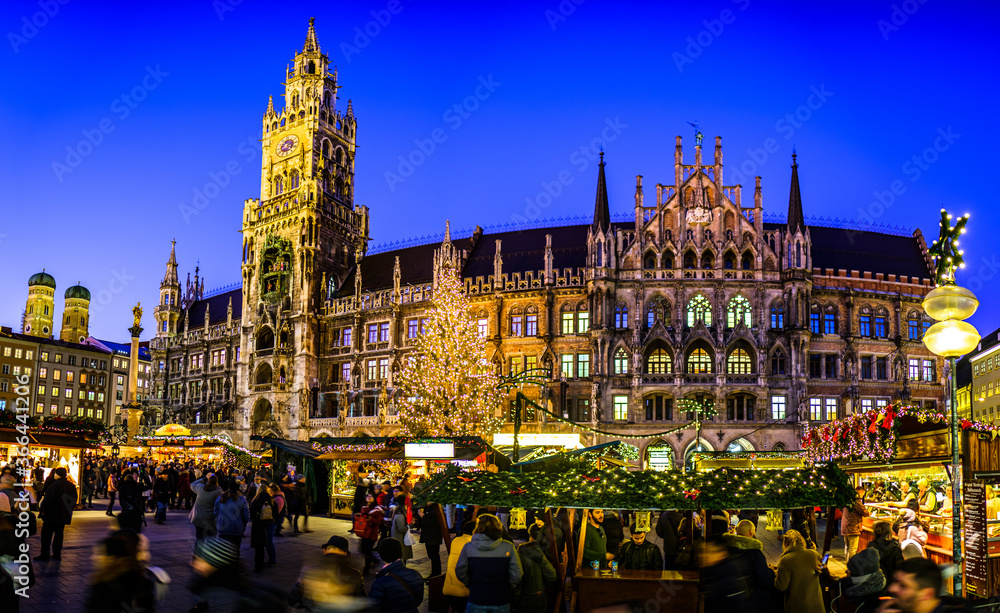 Fototapeta premium Munich, Germany - December 3: famous christmas market with sales booths and visitors on the marienplatz in Munich on December 3, 2019