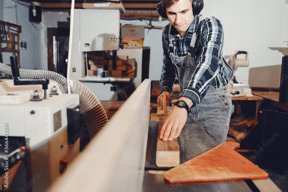 A man carves a tree. The carpenter works in a studio. An engineer provides a tree shape A man carves a tree. The carpenter works in a studio. An engineer provides a tree shape