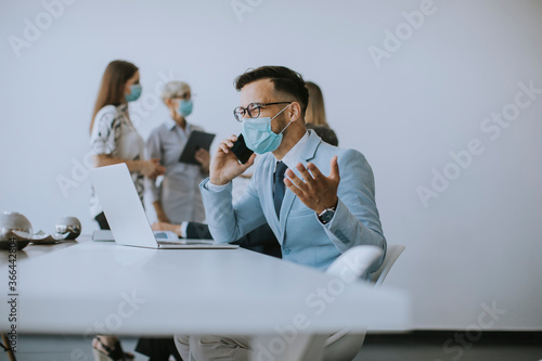 Young business man with med...