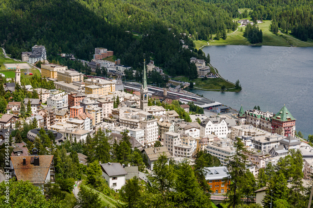 Naklejka premium St. Moritz, St. Moritzersee, Oberengadin, Seenplatte, Graubünden, Alpen, Wanderweg, Stazerwald, Sommer, Schweiz