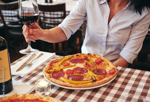 Verliebtes Paar besucht ein Restaurant und hält die Hände und trinkt ein glas wein