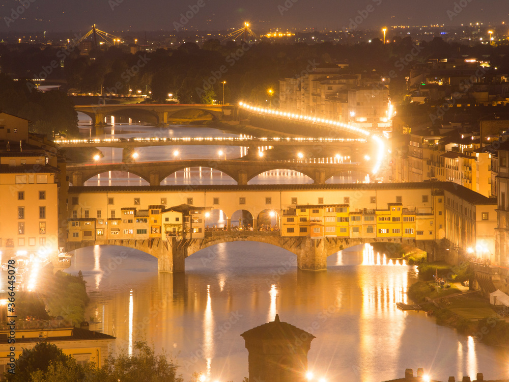 Italia, Toscana, Firenze di notte. Il Ponte Vecchio e fiume Arno.