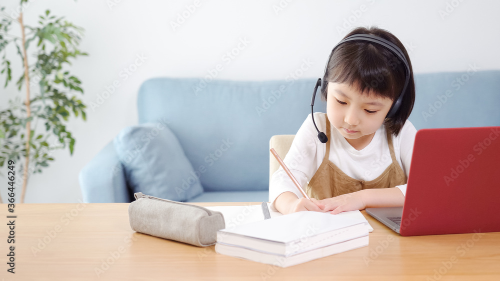 オンライン授業を受ける小学生 オンライン授業を受ける小学生
