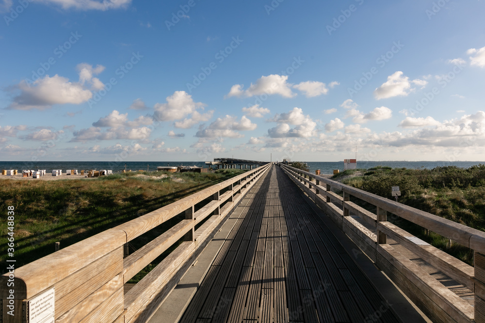 Die Seebrücke in Heiligenhafen an der Ostsee im Sommer Die Seebrücke in Heiligenhafen an der Ostsee im Sommer