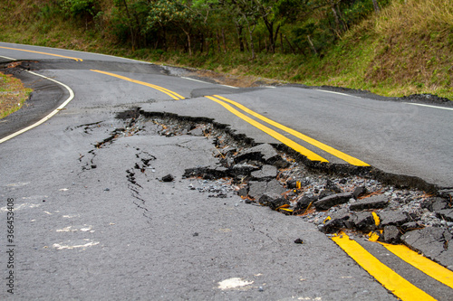 Gefährliche Strasenschäden an einer neuen Asphaltdecke photo