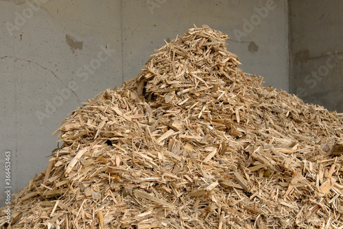 Chaufferie urbaine biomasse au bois. Stockage plaquettes de bois photo