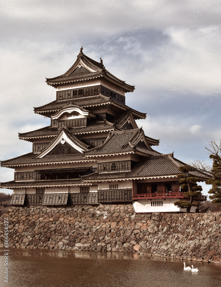 castillo japones de la recion de Matsumoto , de fondo el cielo con nubes castillo japones de la recion de Matsumoto , de fondo el cielo con nubes