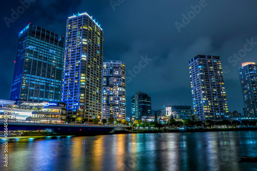 横浜水際線公園から見た夜景 © F.Mikami