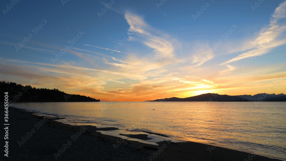 Obraz premium Sunset in the beach with golden radiant light