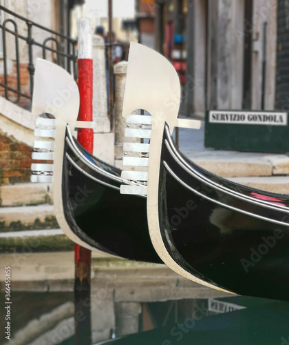 Prue di gondole veneziane