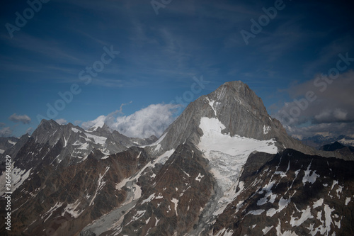 Fototapeta Naklejka Na Ścianę i Meble -  Vol au dessus des Alpes Suisses