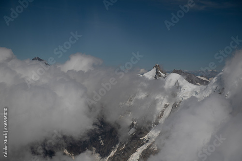 Vol au dessus des Alpes Suisses © Thierry