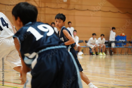 バスケットボール　選手　試合　コート　部活