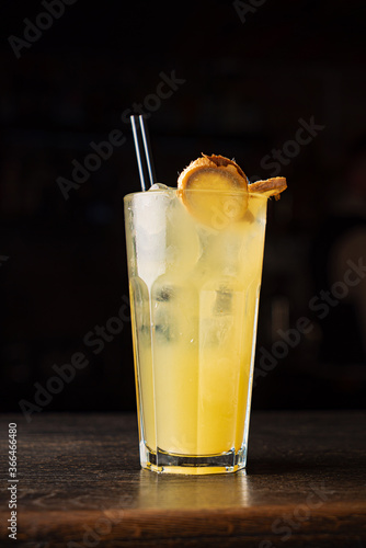 Cuadro en lienzo tasty cocktail in the bar