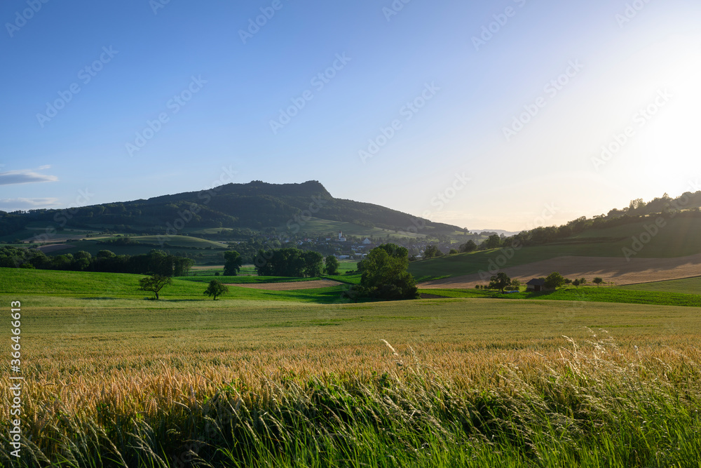 Abendstimmung in der Vulkanlandschaft Hegau mit dem Hohenstoffeln, Baden-Württemberg, Deutschland Abendstimmung in der Vulkanlandschaft Hegau mit dem Hohenstoffeln, Baden-Württemberg, Deutschland