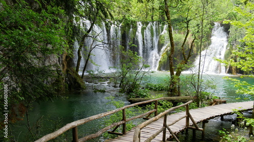 Holzsteg entlang einem See und Wasserfall in den Plitvicer Seen  Kroatien  S  dosteuropa