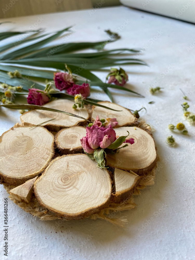 Wood hot plate and tea roses Wood hot plate and tea roses