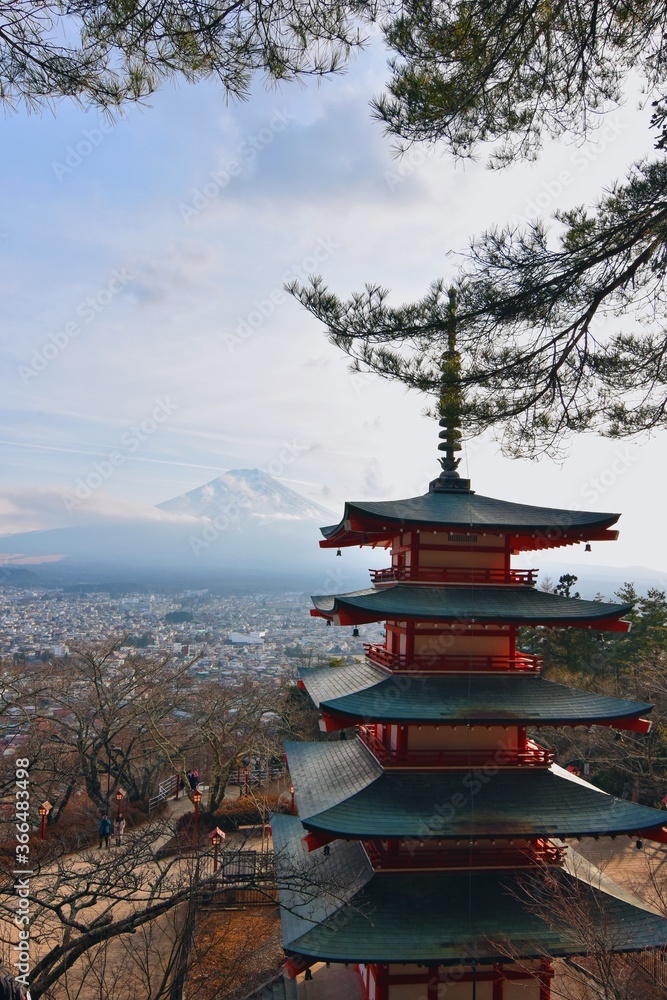 Pagoda  de color rojo junto al monte Fuji en Japón
