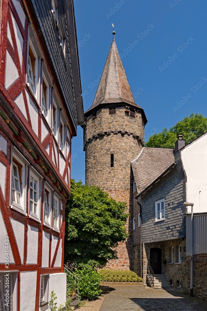 Wehrturm und Fachwerkhaus in der Altstadt von Herborn in Hessen, Deutschland