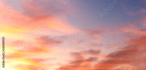 Panorama vom Wolkenhimmel mit Feurigen Farben