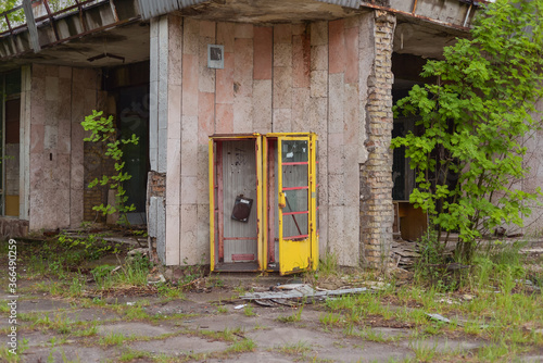 Obraz na płótnie broken phone booth in abandoned Pripyat w salonie