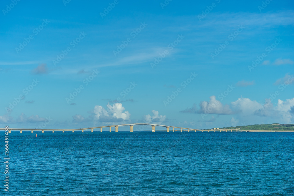 沖縄　サンセットビーチから見える伊良部大橋