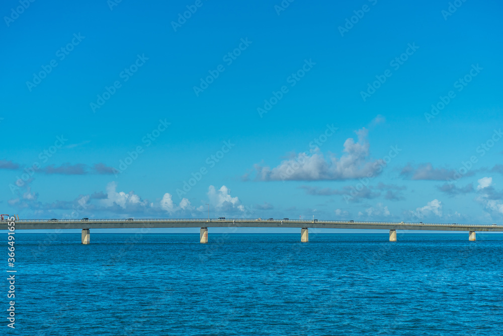 沖縄　サンセットビーチから見える伊良部大橋