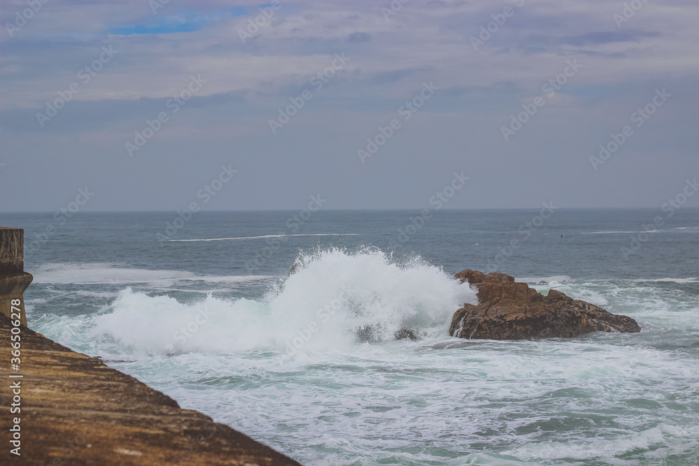 Fototapeta premium waves crashing on rocks