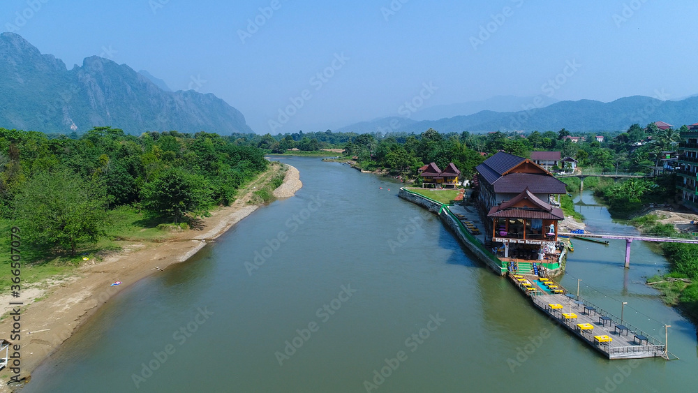 Ville de Vang Vieng au Laos vue du ciel Ville de Vang Vieng au Laos vue du ciel